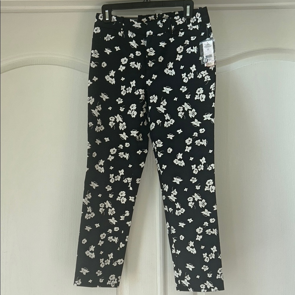 Lord & Taylor Black and White Floral Leggings